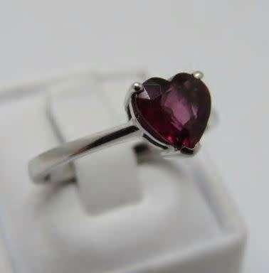 9kt White Gold Ring with Heart shaped Rhodolite