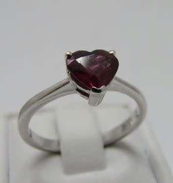 9kt White Gold Ring with Heart shaped Rhodolite