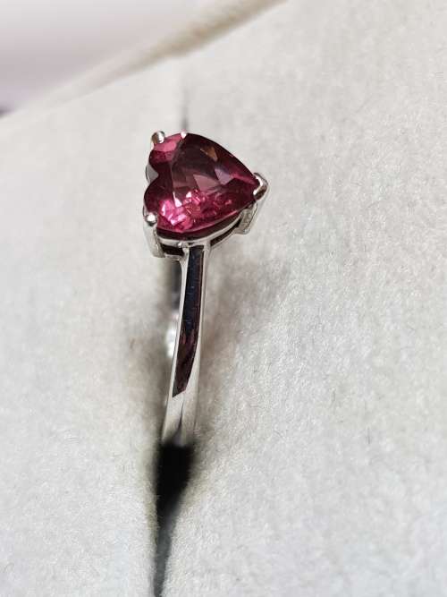 9kt White Gold Ring with Heart shaped Rhodolite