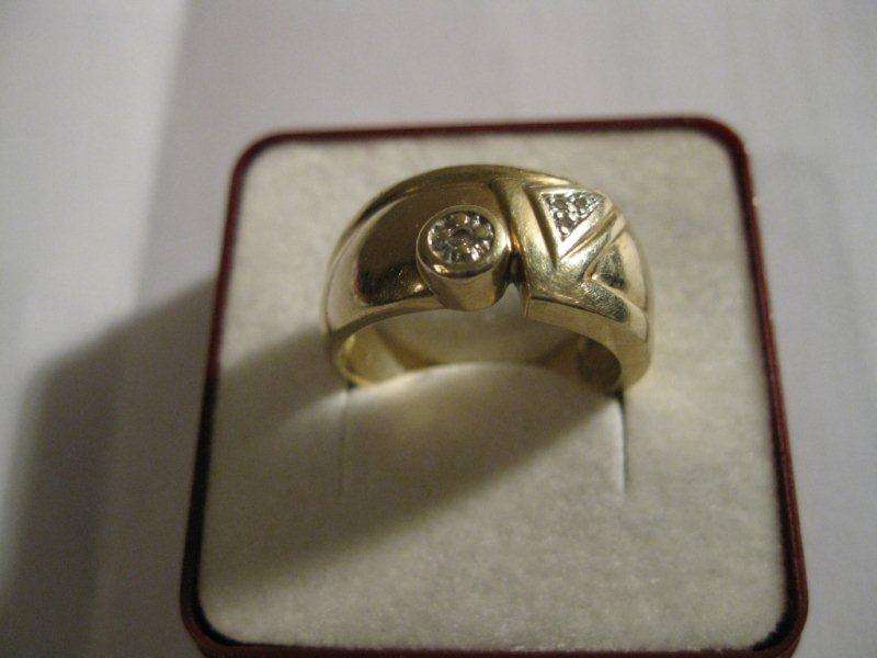 9kt Gold wedding ring (6gm) Chip stones, not sure if diamants