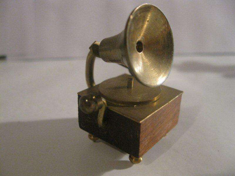 Brass ornament (grammofoon) 32g  4,3 cm high