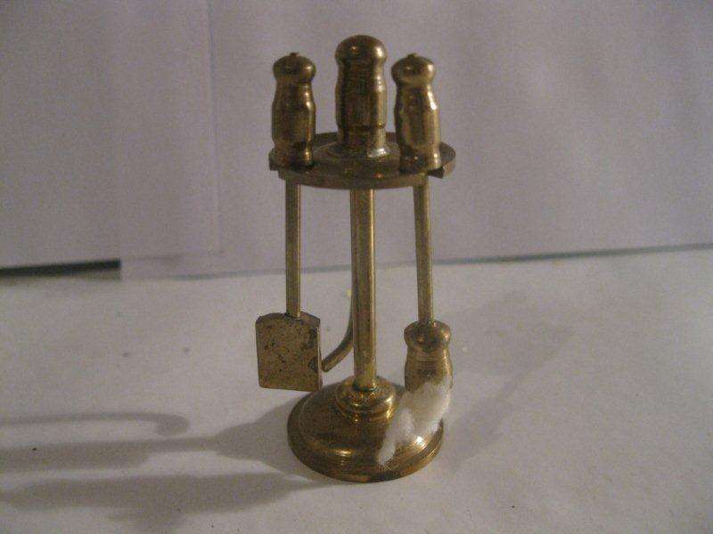 Brass ornament (fire tools) 29g  5,3 cm high