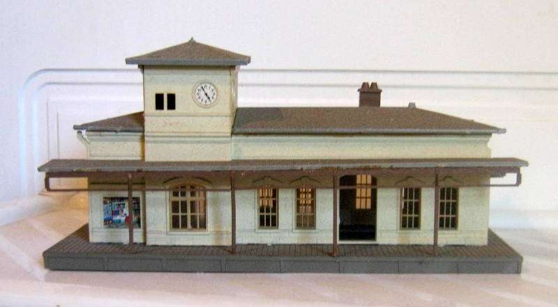 Quick Auction!!! Railroom Clearout Pola - Rural Station - HO