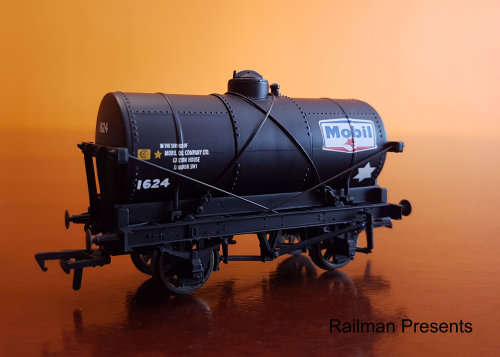 Hornby BR 'Yorkshire 62700' (2-4-0) Loco & Tender, Plus 6 x Vintage Tankers OO Gauge