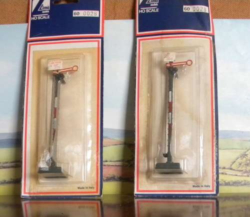 Railroom Clearout!!!!!.  - Lima Signals in box  2