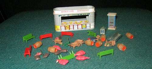 Quick Auction!!!! Job Lot - Platform Accessories - 35pieces -HO/OO