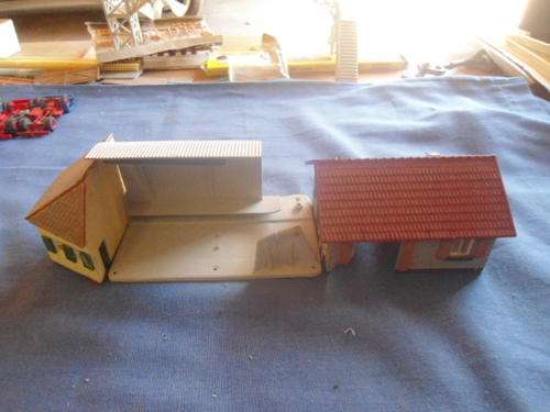 SCRAPYARD OF H0 SCALE BUILDINGS FOR SPARES OR REPAIRS