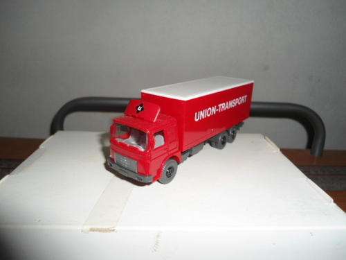 A Wiking HO model of a MAN rigid truck
