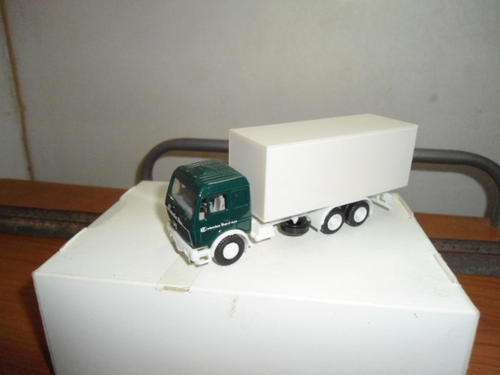 A Herpa HO model of a M/Benz rigid box truck