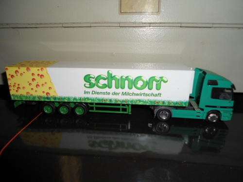 A Herpa HO Mercedes Benz Actros with trailer