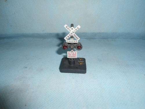 An HO set of level crossing lights
