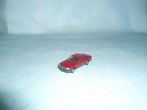 A Herpa HO wine red M/Benz 560 SEC