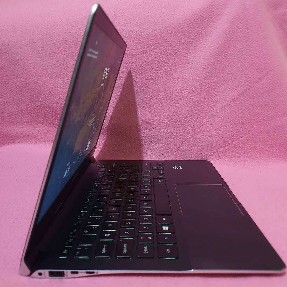 Samsung Series 9 UltraBook| i5-3317U| 1.70GHz| 4GB RAM| 256GB MSATA SSD| 13.3 Inch (1600x900) LCD