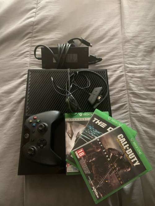 Xbox One (Used) Good quality, 3 Games, 1 Controller