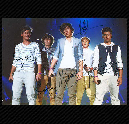 ONE DIRECTION SIGNED A4 SIZE PHOTO - SIGNED BY THE ENTIRE BAND INCLUDING ZAYN