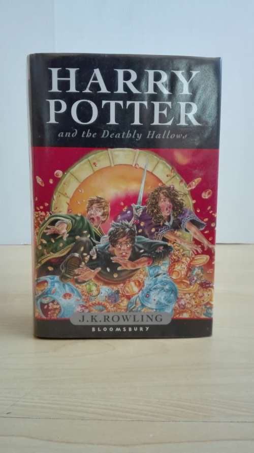 Harry Potter And The Deathly Hallows: J.K Rowling (Hardcover)