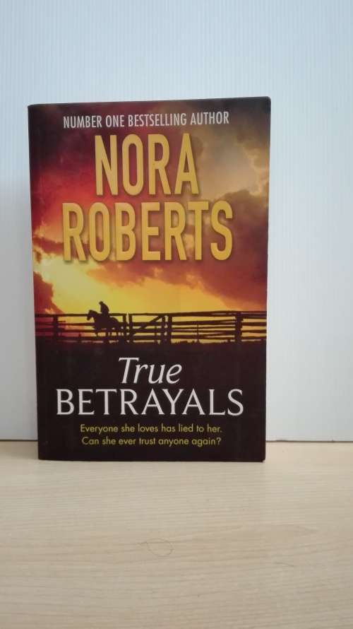 True Betrayals by Nora Roberts (Paperback)