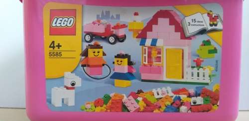 Box with 650 Lego Pieces