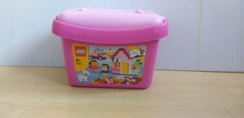 Box with 650 Lego Pieces