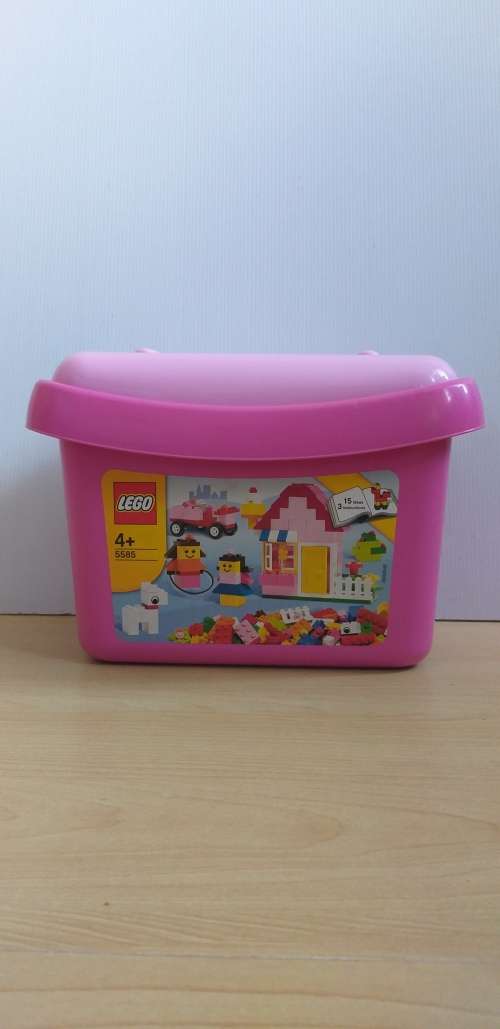 Box with 650 Lego Pieces