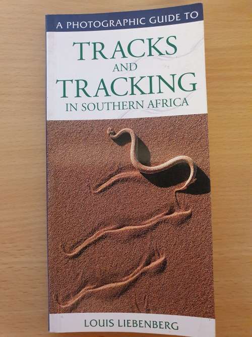 A Photographic Guide to Tracks and Tracking in Southern Africa : Louis Liebenberg (Paperback)