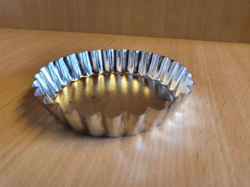 Set of 8 Round Metal Flan/Tart Tins - width 10cm