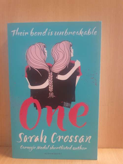 One : Sarah Crossan (Paperback)