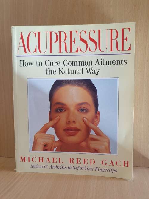 Acupressure - How to Cure Common Ailments the Natural Way: Michael Reed Gach (Paperback)