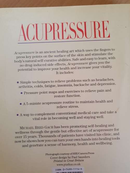 Acupressure - How to Cure Common Ailments the Natural Way: Michael Reed Gach (Paperback)