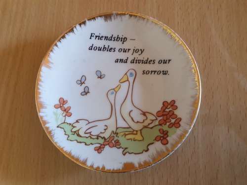 Small Round Plate - Friendship - doubles our joy and divides our sorrow (10cm)