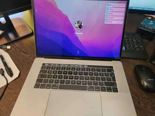 MacBook Pro 15-Inch `Core i7` 2.7 GHz (TouchBar/2016) 16GB RAM 512GB SSD Silver