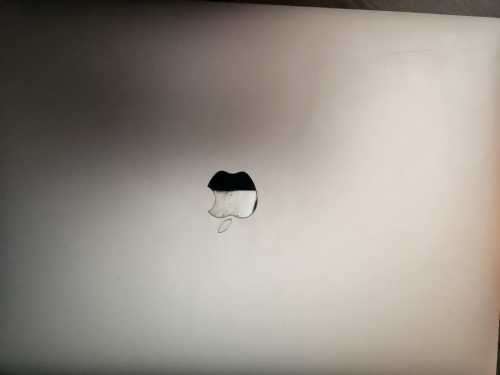 MacBook Pro 15-Inch `Core i7` 2.7 GHz (TouchBar/2016) 16GB RAM 512GB SSD Silver