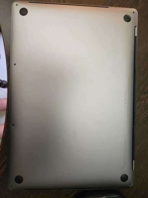 MacBook Pro 15-Inch `Core i7` 2.7 GHz (TouchBar/2016) 16GB RAM 512GB SSD Silver