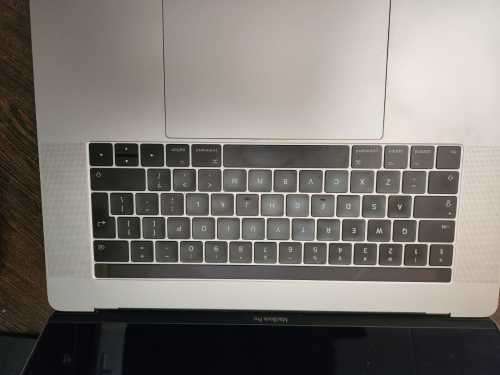 MacBook Pro 15-Inch `Core i7` 2.7 GHz (TouchBar/2016) 16GB RAM 512GB SSD Silver