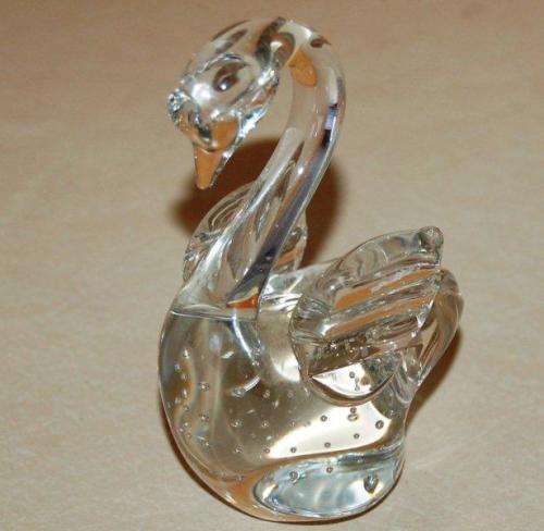Attractive Clear Glass Swan with controlled bubbles - Height 100mm