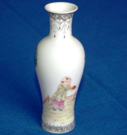 Attractive Small Oriental Vase - Has stamp on the base - Height 125mm