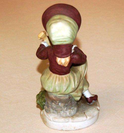 Sweet Young Girl with her Violin - Height 160mm