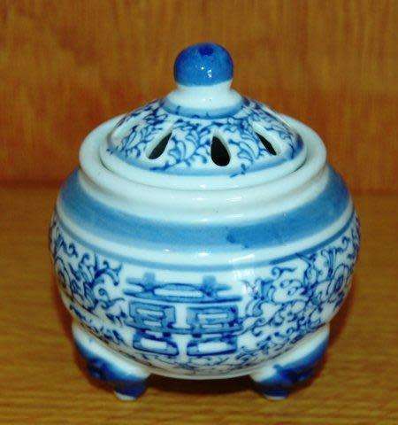 Genuine Ming Blue Porcelain Trinket Box & Pot Pourri Jar - Box measures 100mm Square and 75mm Deep.