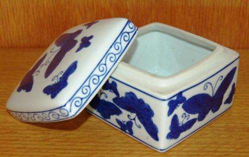 Genuine Ming Blue Porcelain Trinket Box & Pot Pourri Jar - Box measures 100mm Square and 75mm Deep.