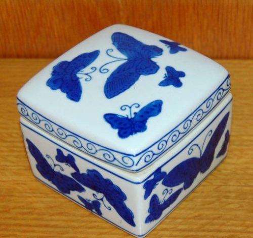 Genuine Ming Blue Porcelain Trinket Box & Pot Pourri Jar - Box measures 100mm Square and 75mm Deep.
