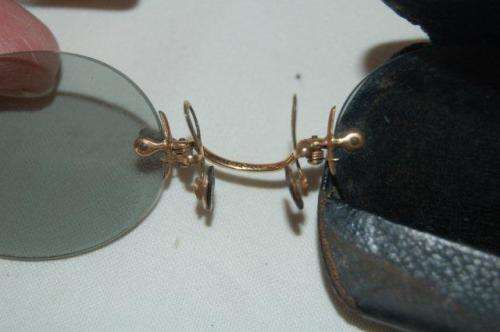 Antique (Circa 1910) - Pince nez - "Fits-U" Gold Plated Sunglasses in Original Case. See description
