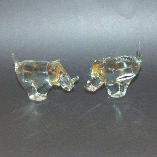 Ngwenya Glass - 2 Warthogs - Height 60mm to top of tail,