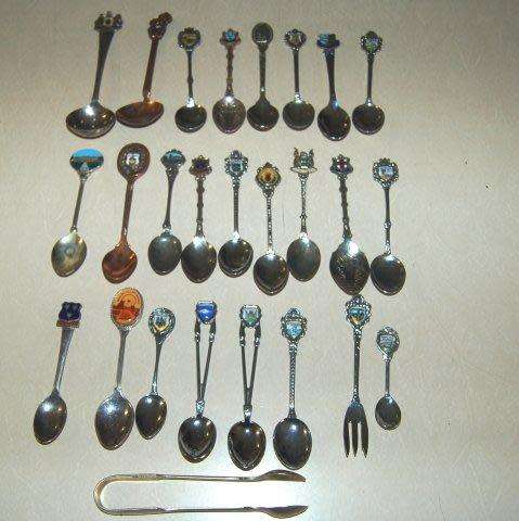 Bargain Lot of 25 Collectable Teaspoons - See pictures.