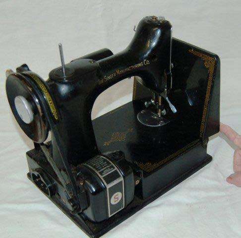 Singer Portable Electric Sewing Machine No. 221K - Please read description and see all pictures.