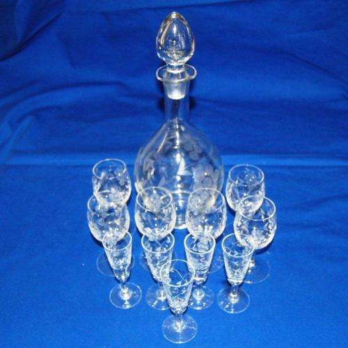 Fabulous Grape Design Decanter with 6 Matching Sherry and 5 Liqueur Glasses. Decanter height 300mm