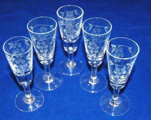 Fabulous Grape Design Decanter with 6 Matching Sherry and 5 Liqueur Glasses. Decanter height 300mm