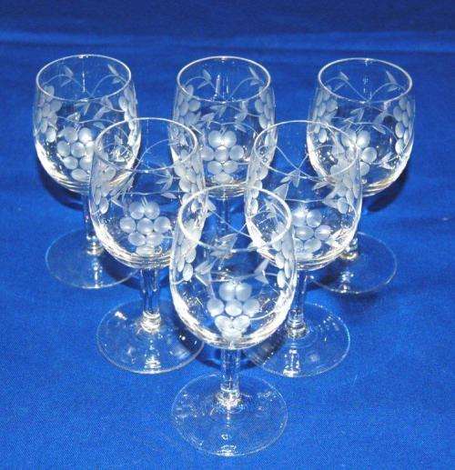 Fabulous Grape Design Decanter with 6 Matching Sherry and 5 Liqueur Glasses. Decanter height 300mm