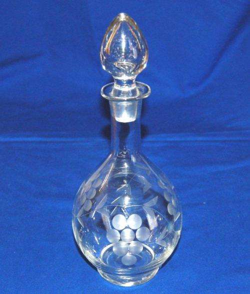 Fabulous Grape Design Decanter with 6 Matching Sherry and 5 Liqueur Glasses. Decanter height 300mm