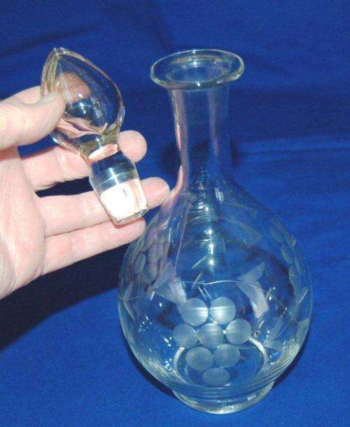 Fabulous Grape Design Decanter with 6 Matching Sherry and 5 Liqueur Glasses. Decanter height 300mm