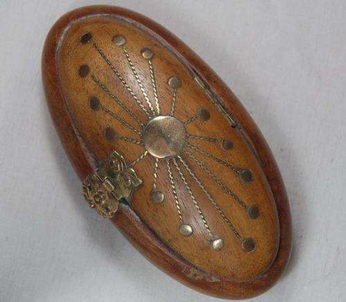 Stunning Vintage Wooden Trinket Box with Brass Inlay 135mm X 70mm X 40mm